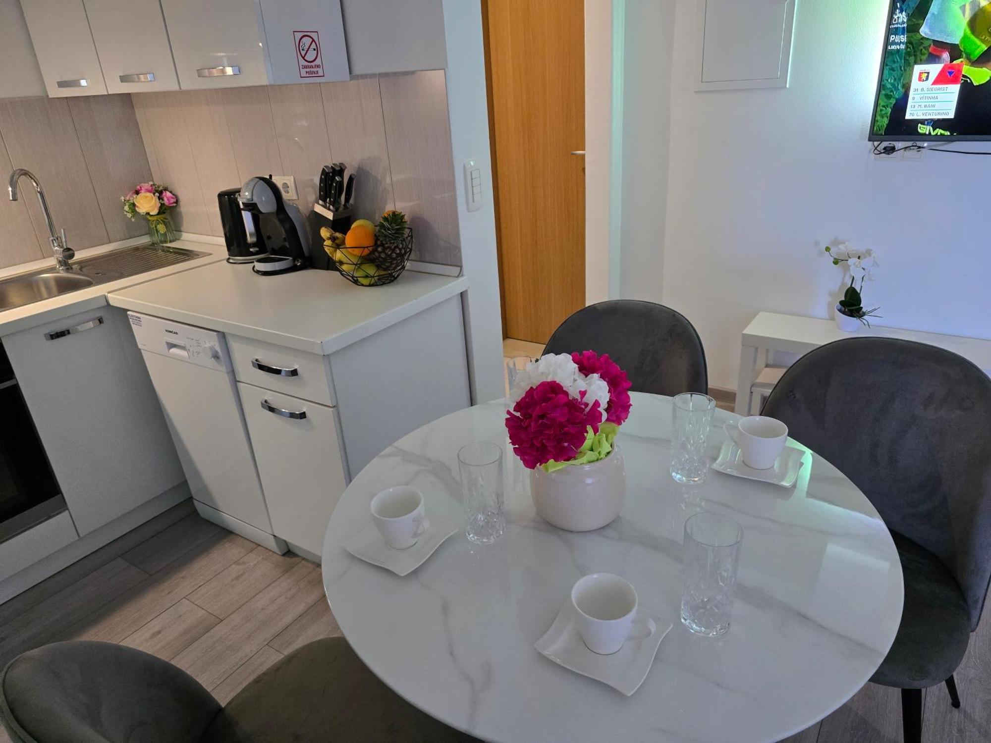 Apartment Blanca With Jacuzzi,Terase And Private Parking Каштела Экстерьер фото